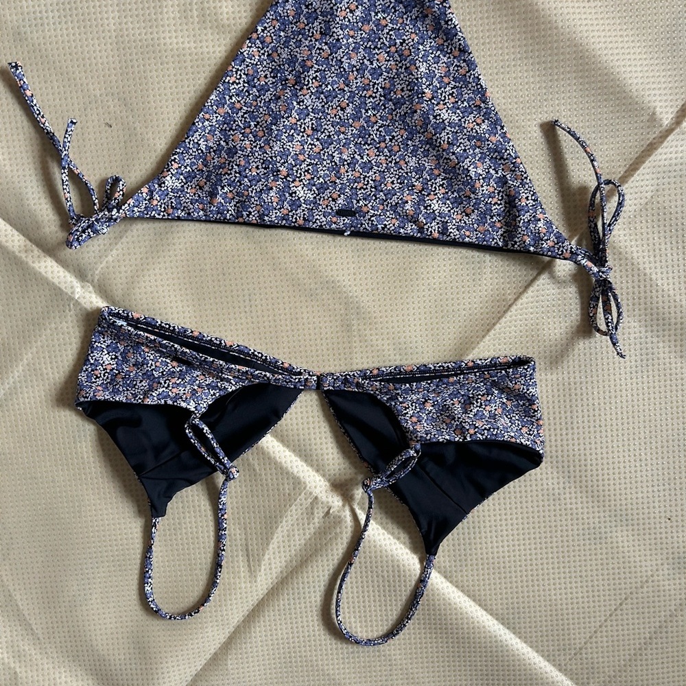 Rip Curl Floral string Bikini with reversible bottoms size large - Picture 3 of 4